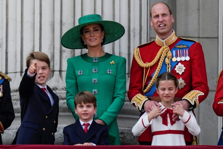 Los príncipes de Gales junto con sus tres hijos.  Foto: AP