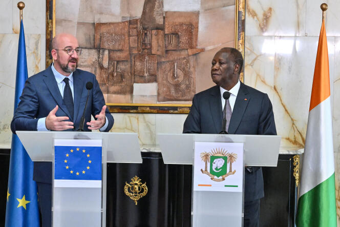 El presidente del Consejo Europeo, Charles Michel (izquierda), y el presidente de Costa de Marfil, Alassane Ouattara (derecha), durante una conferencia de prensa en el palacio presidencial de Abiyán, el 25 de abril de 2024.